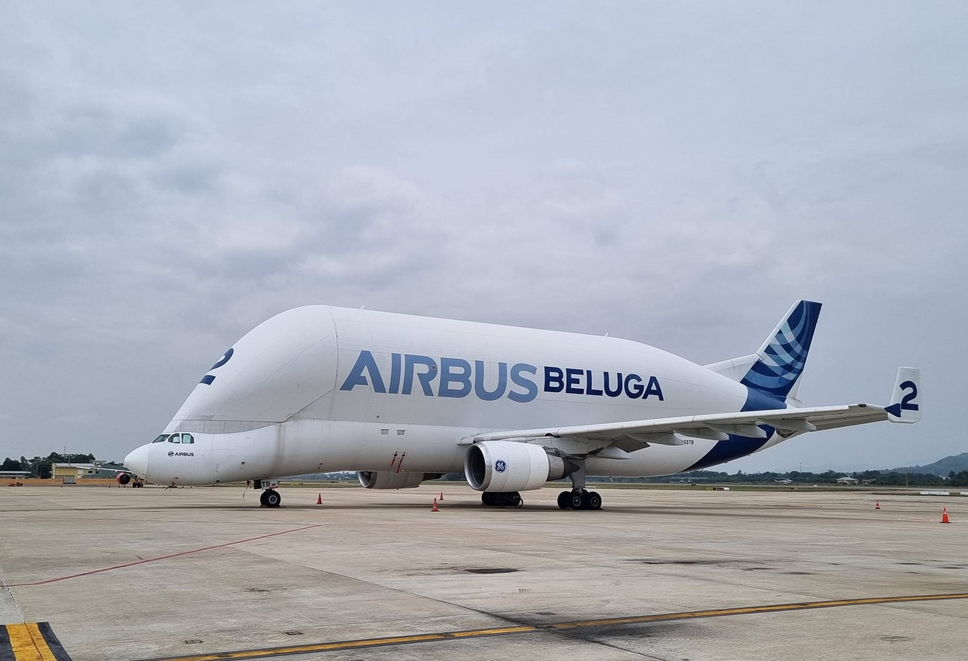 Nhìn từ xa, chiếc máy bay như một con cá voi khổng lồ. Ảnh: Phạm Phong.