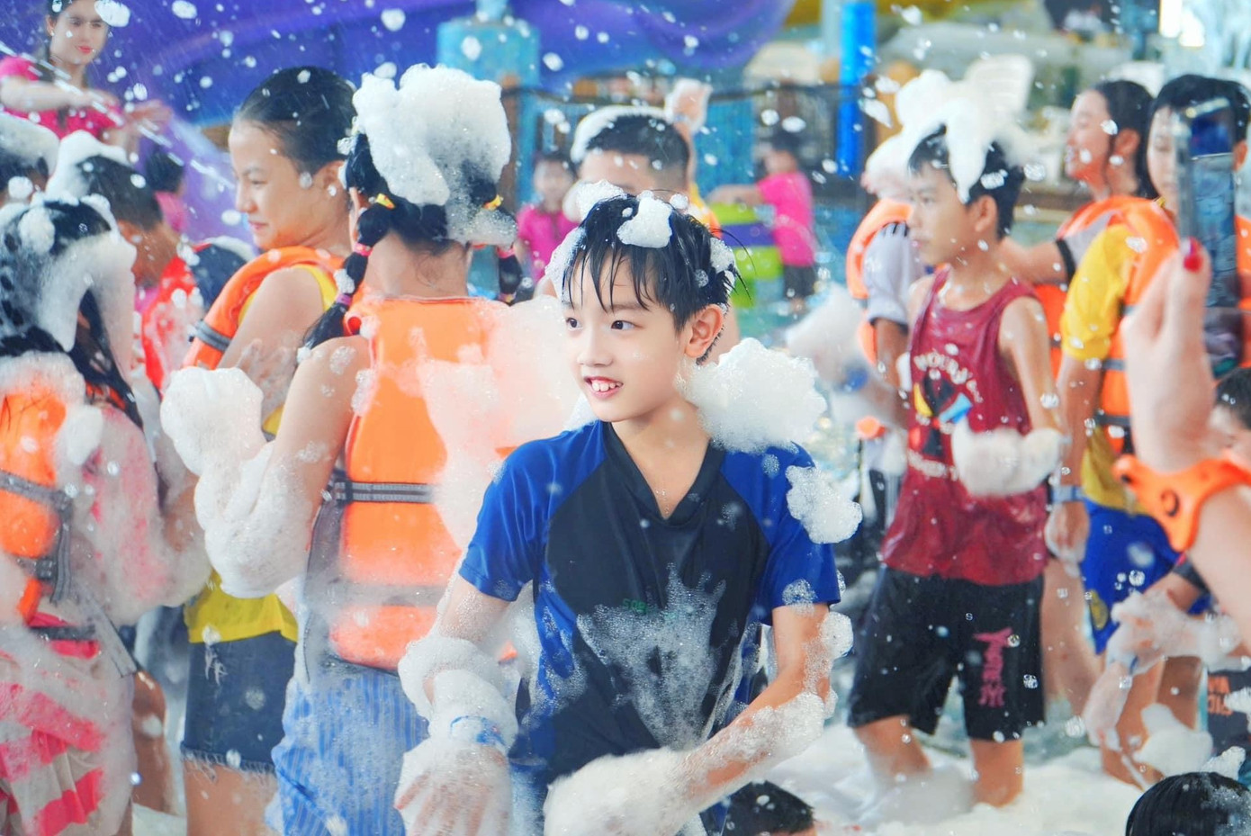 Đây là lựa chọn của những gia đình có trẻ nhỏ vì không phải ra bên ngoài trời, tránh say nắng, sốc nhiệt. “Vì trời quá nắng nóng nên từ giữa buổi sáng tới chiều chỉ muốn vào khu có mái che để vui chơi an toàn, tránh say nắng", chị Nguyễn Thị Quyên (37 tuổi, quê Quảng Nam) chia sẻ. Đây là lựa chọn của những gia đình có trẻ nhỏ vì không phải ra bên ngoài trời, tránh say nắng, sốc nhiệt. “Vì trời quá nắng nóng nên từ giữa buổi sáng tới chiều chỉ muốn vào khu có mái che để vui chơi an toàn, tránh say nắng", chị Nguyễn Thị Quyên (37 tuổi, quê Quảng Nam) chia sẻ.