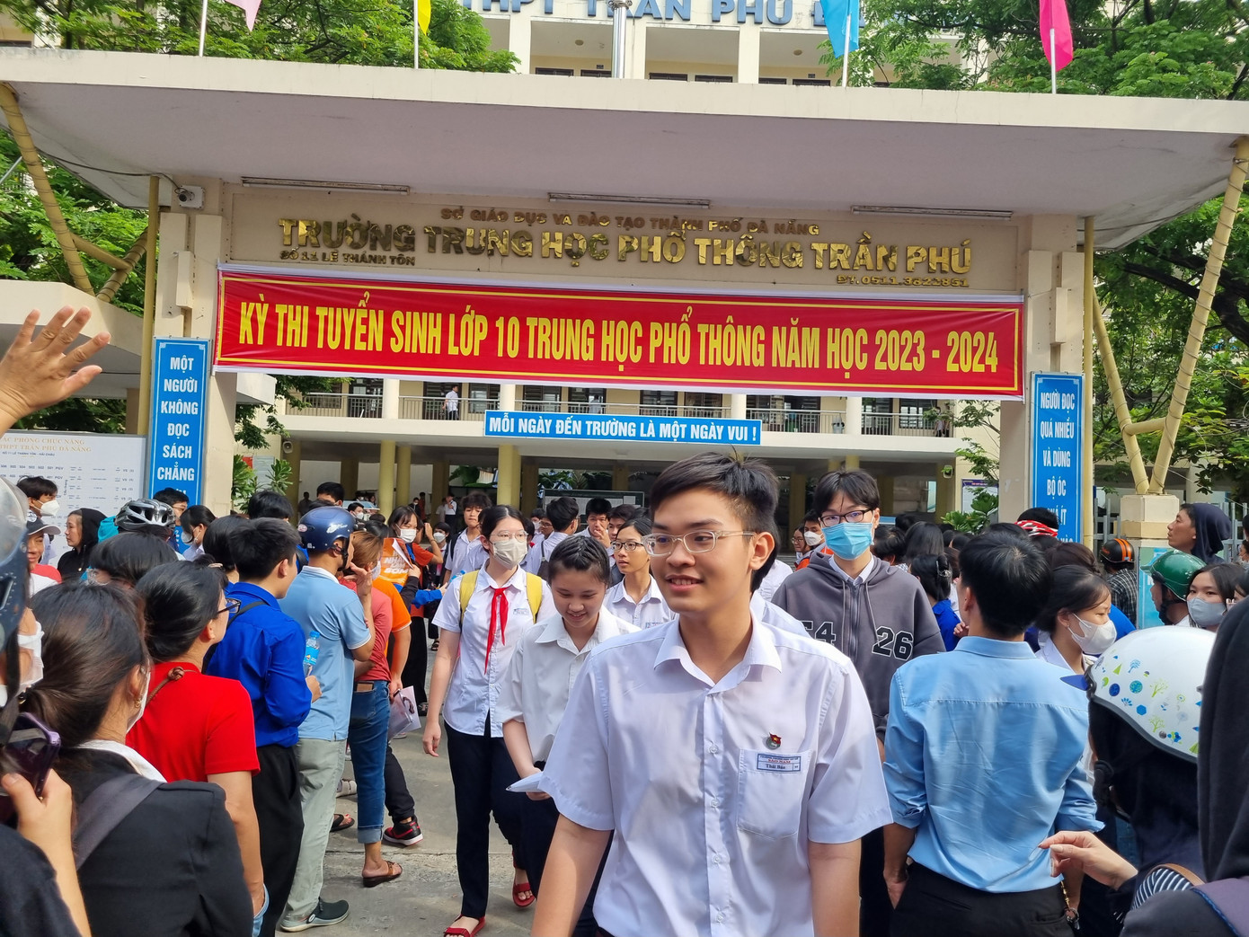 Thí sinh rời trường sau khi kết thúc môn thi Tiếng Anh vào chiều 6/6.