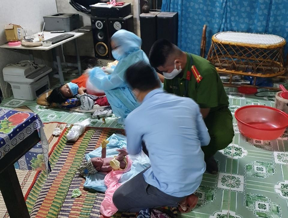 Anh Tú và anh Lực chăm sóc cho cháu bé sau khi chào đời. Anh Tú và anh Lực chăm sóc cho cháu bé sau khi chào đời.