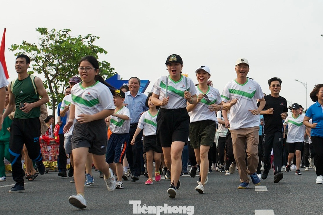 Chị Nguyễn Thị Thảo (41 tuổi, quận Sơn Trà) đã rủ con gái cùng tham gia chạy bộ. "Khi tới đây thật sự tôi rất vui vì mọi người tham gia rất đông, tinh thần thể dục thể thao lan toả rộng rãi. Tôi mong thành phố sẽ có thêm nhiều chương trình chạy bộ để người dân có thể tham gia, rèn sức khoẻ, lành mạnh, vừa gắn kết nhau", chị nói.