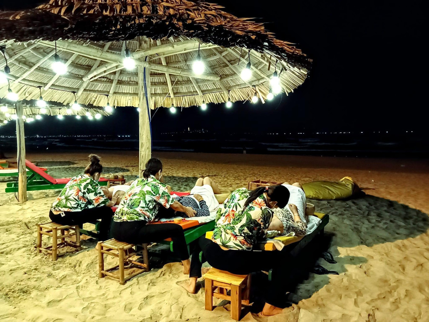 Chị Nguyễn Hoài Nhi (38 tuổi, quê Quảng Trị) chia sẻ: “Vừa được ngắm biển, vừa được mát xa thư giãn mang lại cho tôi cảm giác rất thoải mái. Chắc chắn tôi sẽ giới thiệu bạn bè trải nghiệm này”. Chị Nguyễn Hoài Nhi (38 tuổi, quê Quảng Trị) chia sẻ: “Vừa được ngắm biển, vừa được mát xa thư giãn mang lại cho tôi cảm giác rất thoải mái. Chắc chắn tôi sẽ giới thiệu bạn bè trải nghiệm này”.