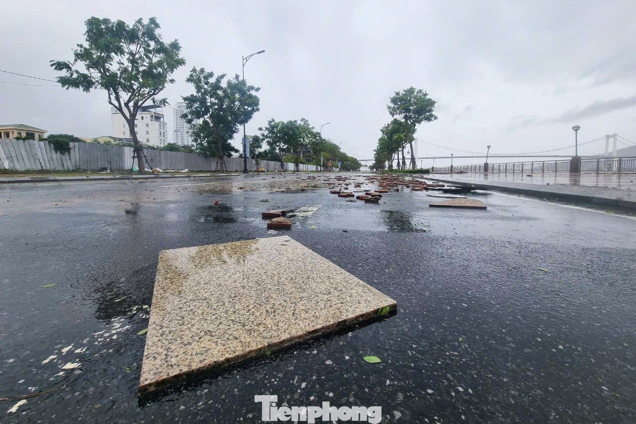 Do mưa to, nước sông Hàn dâng cao đã tràn lên bờ lột rất nhiều gạch trên vỉa hè đường Như Nguyệt. Để đảm bảo an toàn, lực lượng chức năng đã phong toả tuyến đường này. Do mưa to, nước sông Hàn dâng cao đã tràn lên bờ lột rất nhiều gạch trên vỉa hè đường Như Nguyệt. Để đảm bảo an toàn, lực lượng chức năng đã phong toả tuyến đường này.