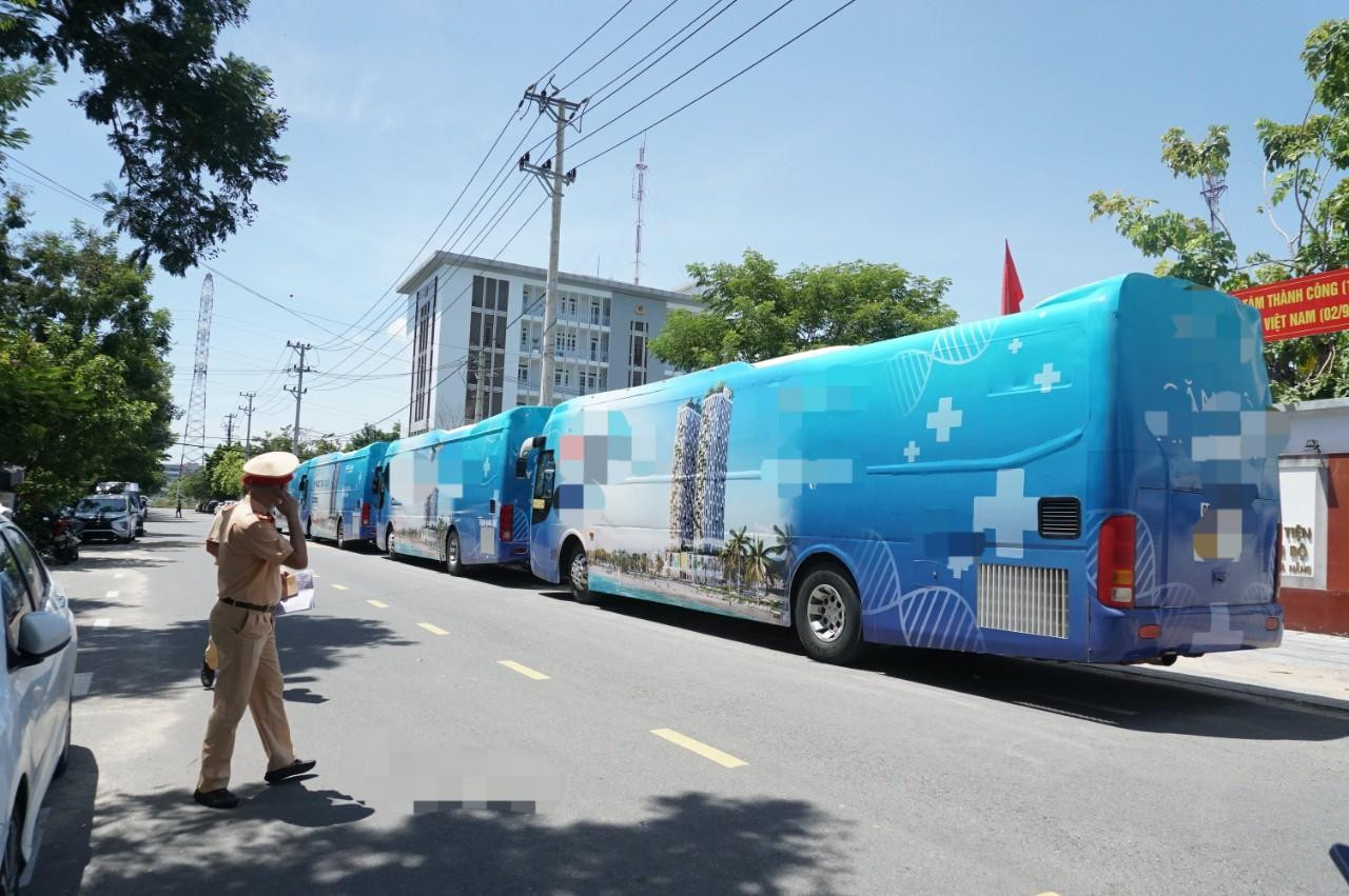 Đoàn xe dán quảng cáo kín mít, chạy trên nhiều tuyến phố Đà Nẵng. Ảnh: C.Đ.