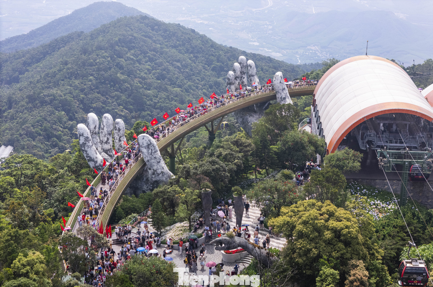 Các khu điểm du lịch tại Đà Nẵng đông đúc trong dịp lễ. Các khu điểm du lịch tại Đà Nẵng đông đúc trong dịp lễ.