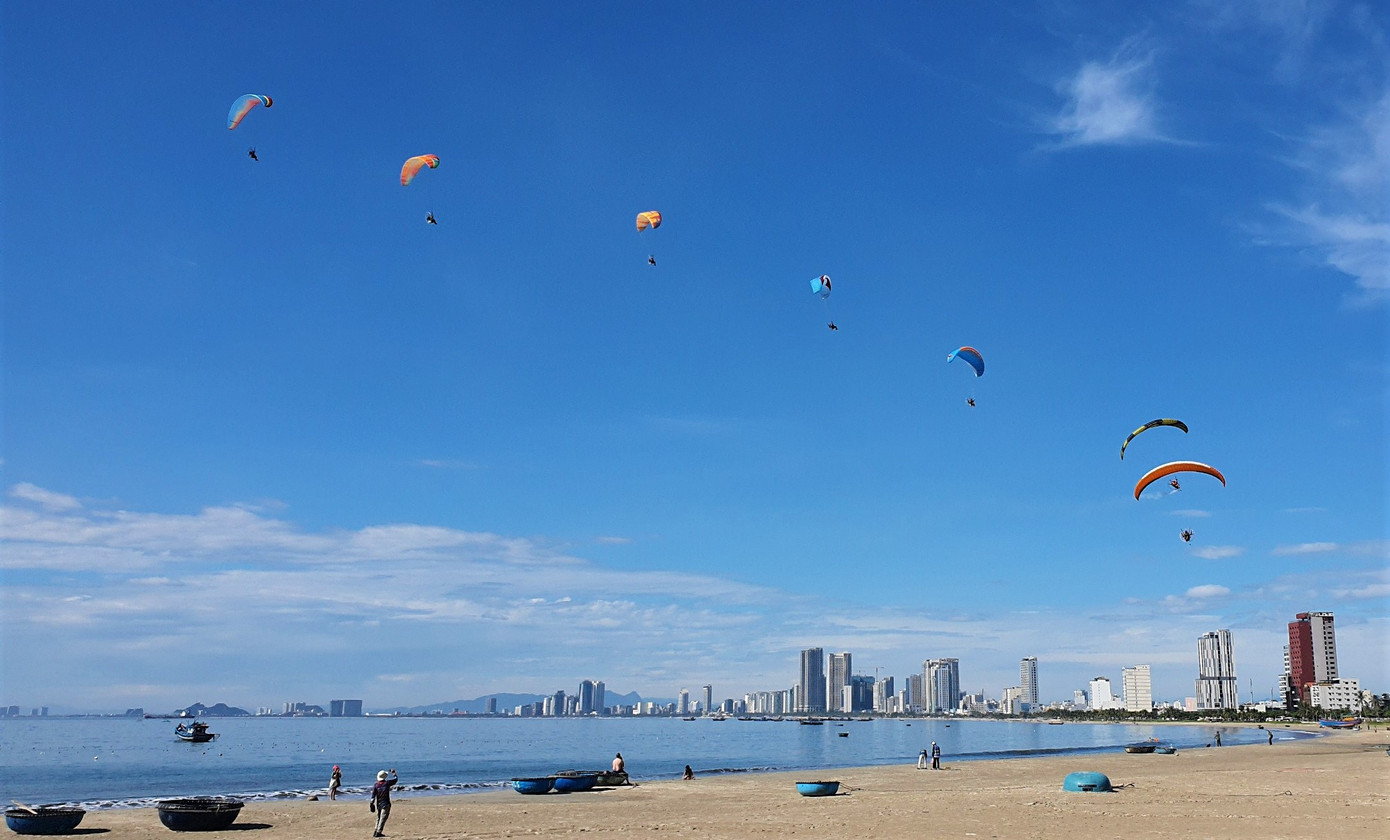 Những chiếc dù bay trên biển Đà Nẵng. Những chiếc dù bay trên biển Đà Nẵng.