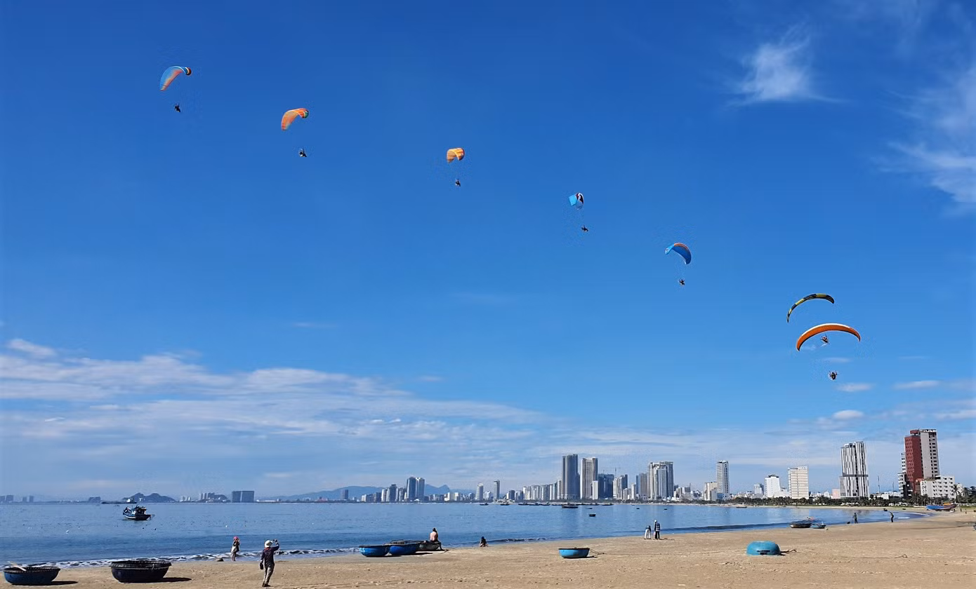 Những chiếc dù bay trên biển Đà Nẵng.