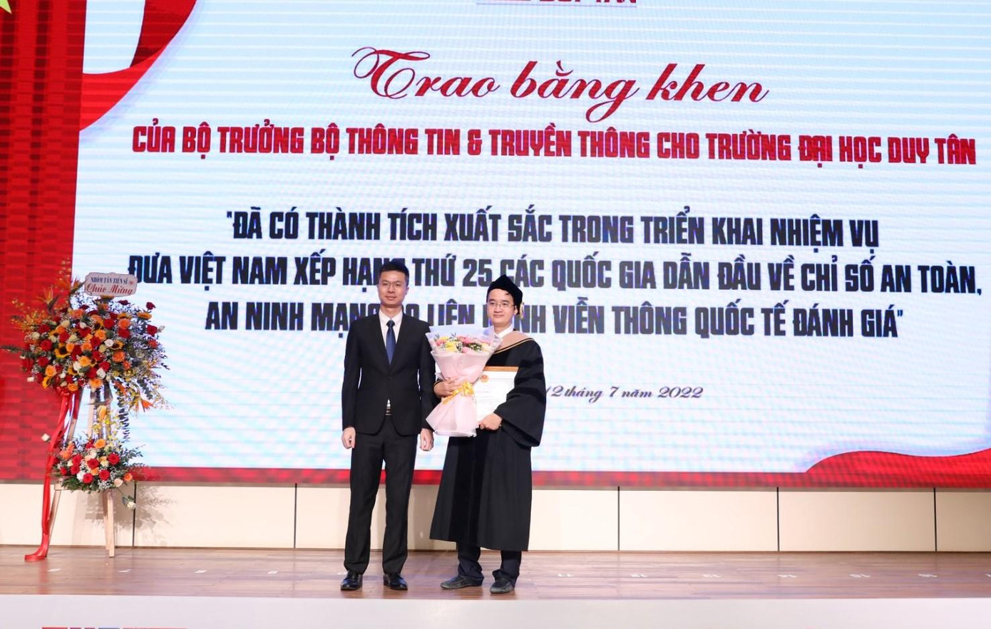 Đại học Duy Tân vinh dự nhận Bằng khen của Bộ trưởng Bộ TT&amp;TT trong buổi lễ.