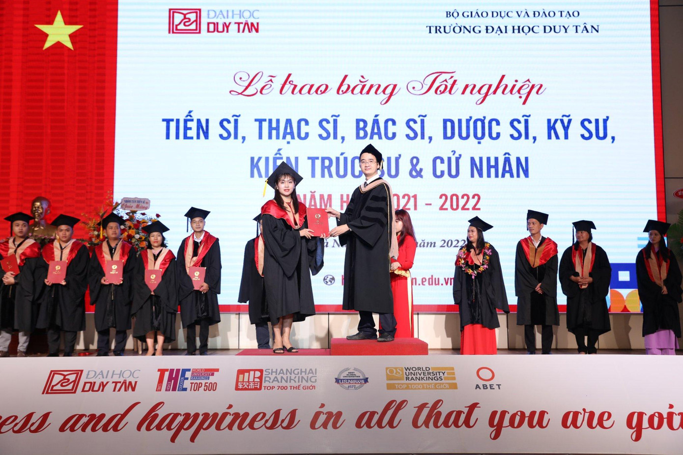 Tiến sĩ Lê Nguyên Bảo, Hiệu trưởng nhà trường trao bằng tốt nghiệp cho các tân cử nhân.