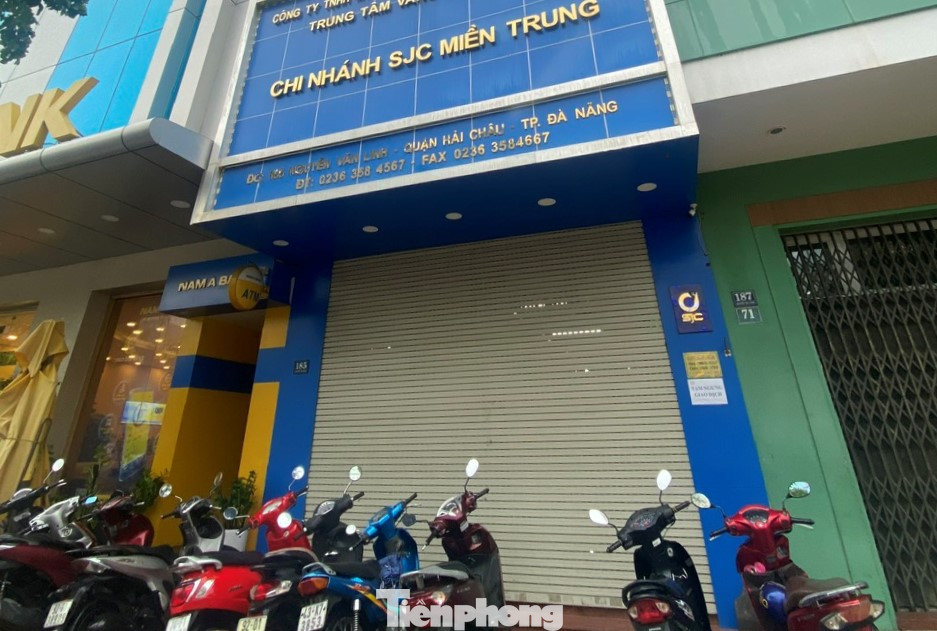 Cửa hàng SJC trên đường Nguyễn Văn Linh dán bảng "Tạm ngưng giao dịch", không có lý do.