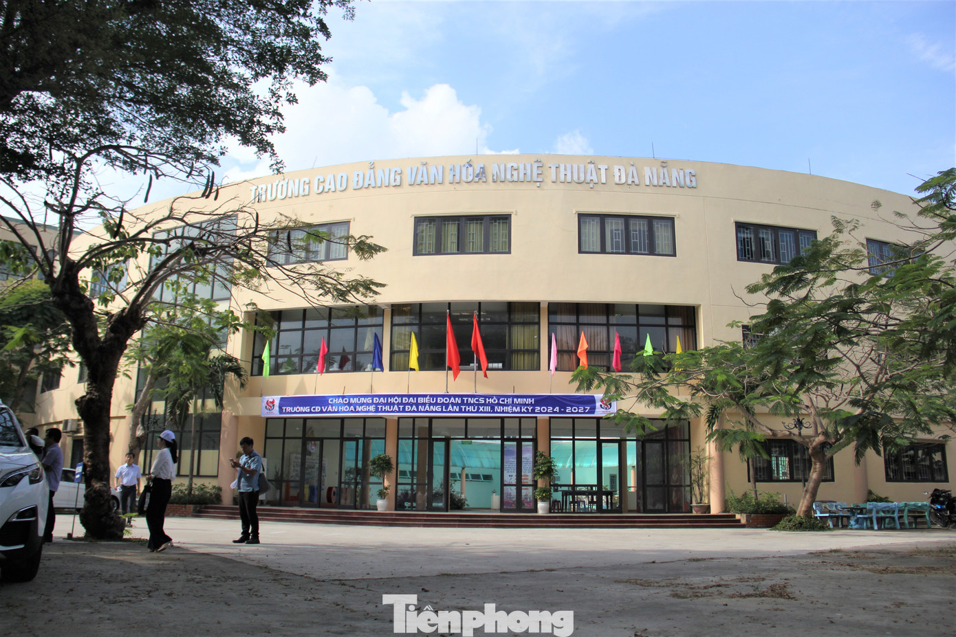 Trong giai đoạn tiếp theo, một số khu vực sẽ được vẽ tranh bích họa, phù điêu, nghệ thuật sắp đặt. Trường Cao đẳng Văn hóa Nghệ thuật Đà Nẵng (đường Lê Quang Đạo) dự kiến làm mới lại tường rào bằng cách xây dựng các phù điêu, vẽ tranh về các công trình kiến trúc tiêu biểu của Việt Nam, cảnh đẹp của Đà Nẵng….nhằm tạo không gian check-in cho người dân và du khách.