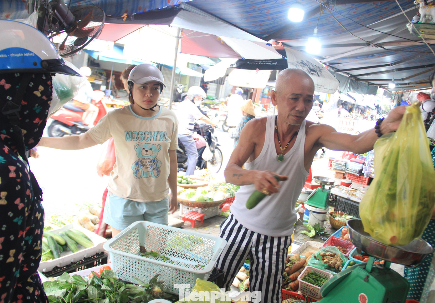 Người dân mua hàng không cần mặc cả giá.