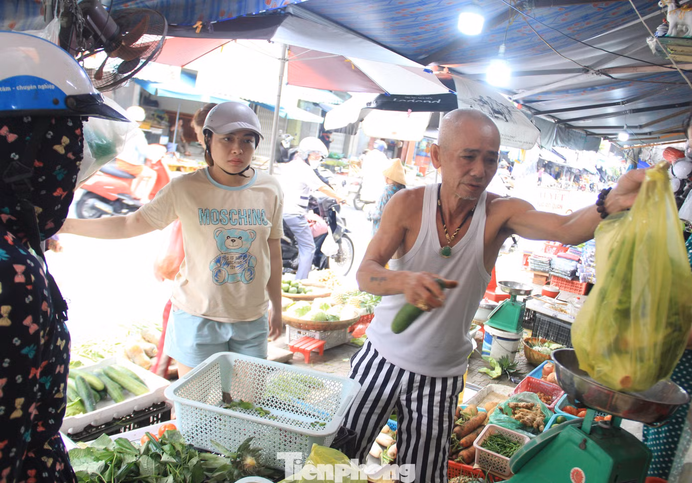 Người dân mua hàng không cần mặc cả giá.