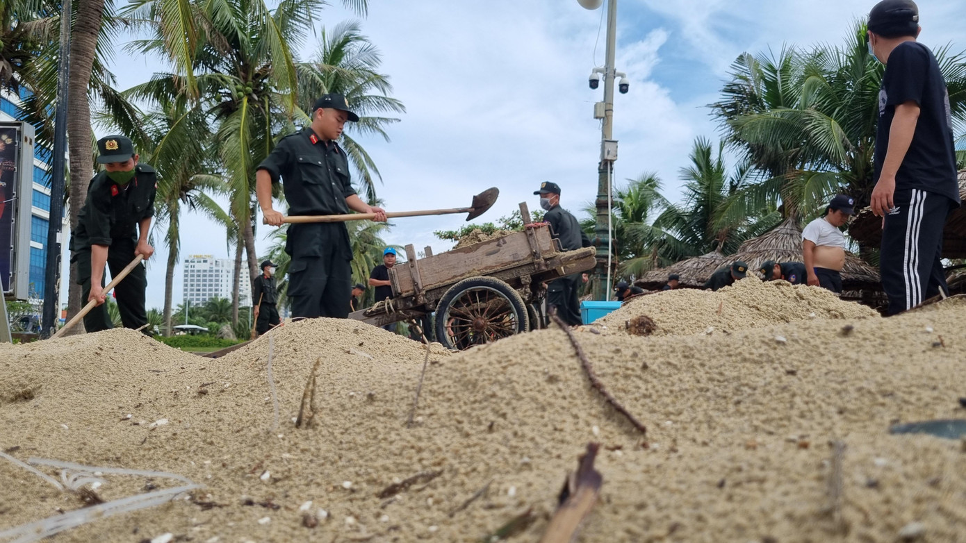 Vỉa hè đầy cát bị gió bão cuốn từ biển lên dày đặc. Sáng nay, BQL phối hợp Tiểu đoàn Cảnh sát cơ động (Công an TP Đà Nẵng) dọn dẹp trên vỉa hè đường Võ Nguyên Giáp. Vỉa hè đầy cát bị gió bão cuốn từ biển lên dày đặc. Sáng nay, BQL phối hợp Tiểu đoàn Cảnh sát cơ động (Công an TP Đà Nẵng) dọn dẹp trên vỉa hè đường Võ Nguyên Giáp.
