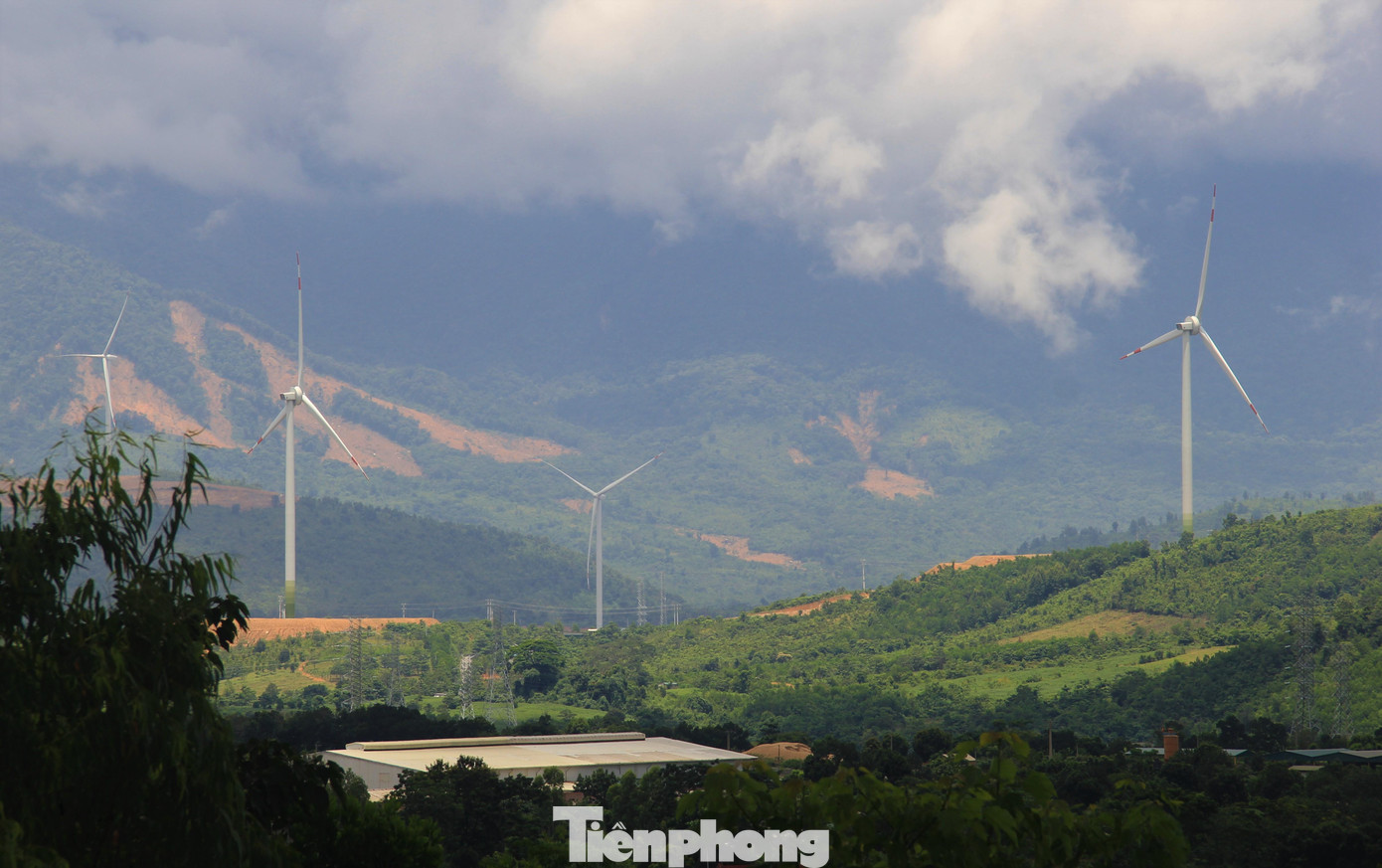 Những trụ điện cao to với cánh quạt lớn mọc lên giữa núi đồi xanh mượt làm nên khung cảnh tuyệt đẹp. Những trụ điện cao to với cánh quạt lớn mọc lên giữa núi đồi xanh mượt làm nên khung cảnh tuyệt đẹp.