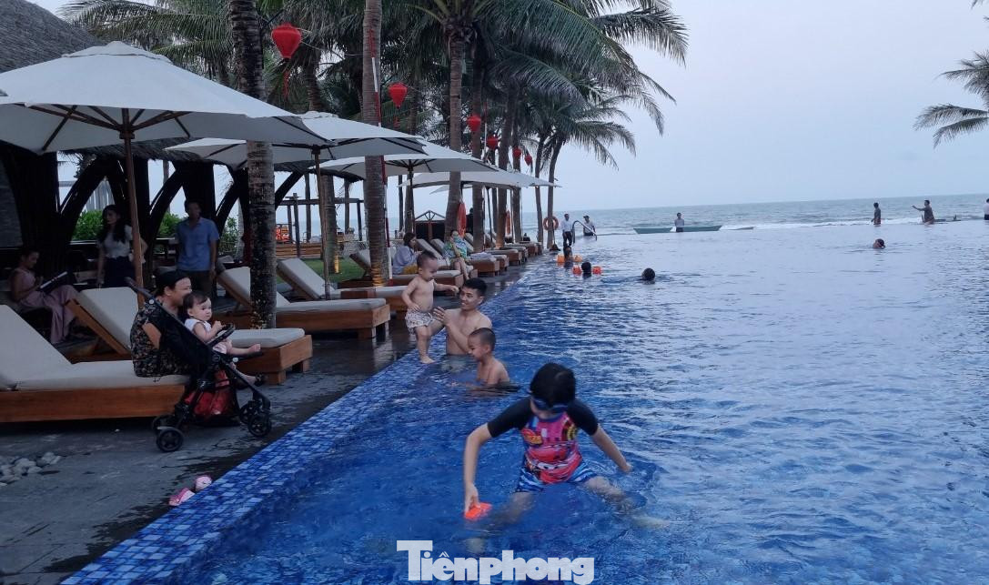 Một số khách sạn ven biển Đà Nẵng đã kín phòng 100% trong dịp lễ 30/4-1/5. Ảnh: Thanh Trần.