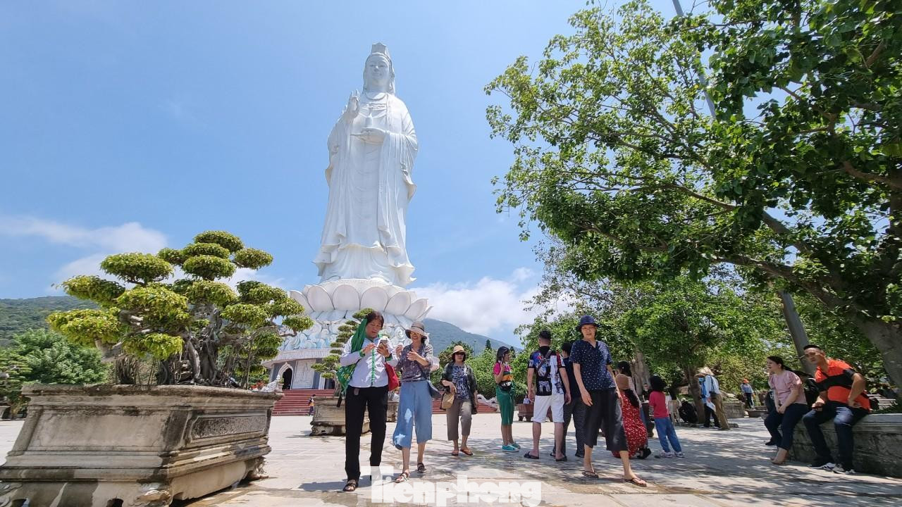 Lượng khách nội địa đến Đà Nẵng ngày một nhiều hơn. Ảnh: Thanh Trần.