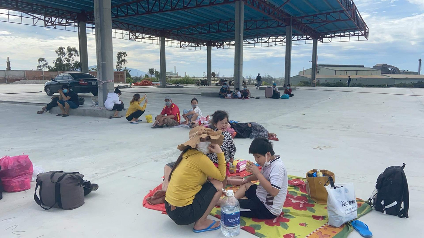 23 người về từ TPHCM vạ vật ở phía Nam hầm Hải Vân khi lực lượng chức năng tại Thừa Thiên Huế buộc quay đầu.