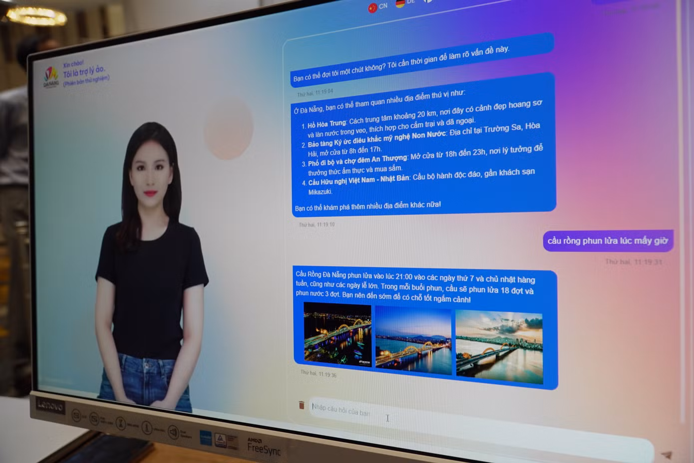 Tại chương trình, nhiều ứng dụng công nghệ trong ngành khách sạn cũng được các đơn vị giới thiệu. Chatbox của một công ty trả lời tất tần tật câu hỏi của du khách về Đà Nẵng qua 10 ngôn ngữ. Hiện sản phẩm này đã được ứng dụng ở ga quốc nội và quốc tế, sân bay Đà Nẵng.