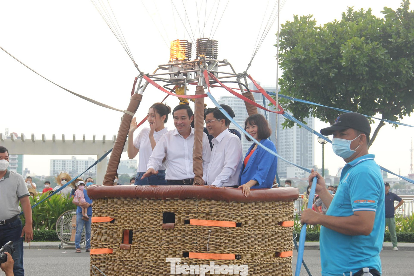 Chủ tịch UBND TP Đà Nẵng Lê Trung Chinh, Phó Chủ tịch UBND TP Đà Nẵng Trần Phước Sơn, Giám đốc sở Du lịch TP Đà Nẵng Trương Thị Hồng Hạnh và Hoa hậu Lương Thùy Linh cùng trải nghiệm bay khinh khí cầu.