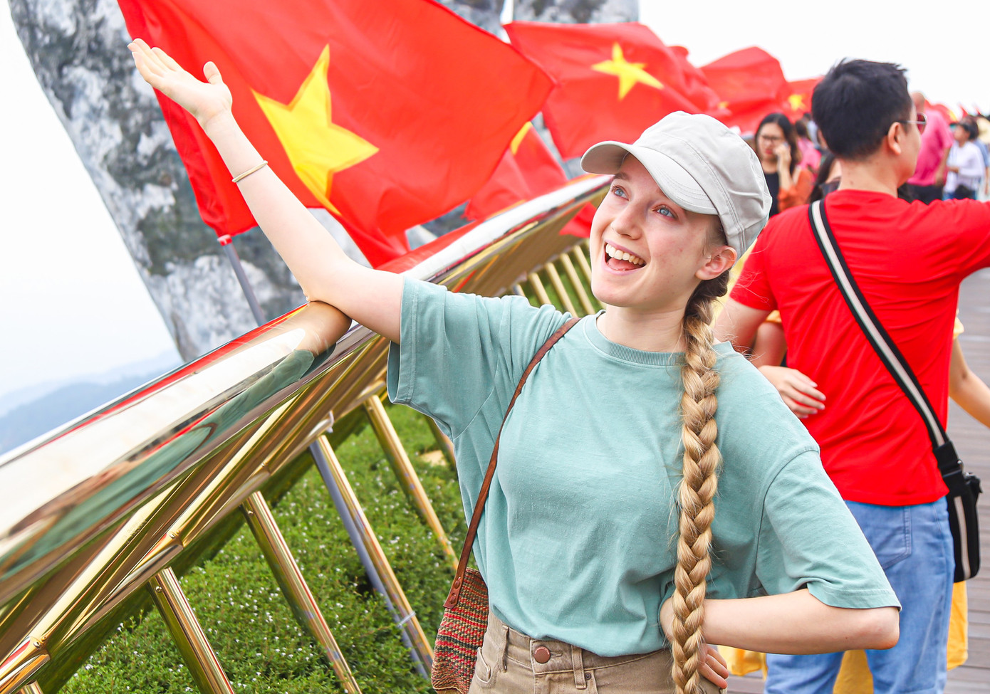 Du khách nước ngoài hào hứng, thích thú khi thấy quốc kỳ Việt Nam tung bay trên cầu. Du khách nước ngoài hào hứng, thích thú khi thấy quốc kỳ Việt Nam tung bay trên cầu.