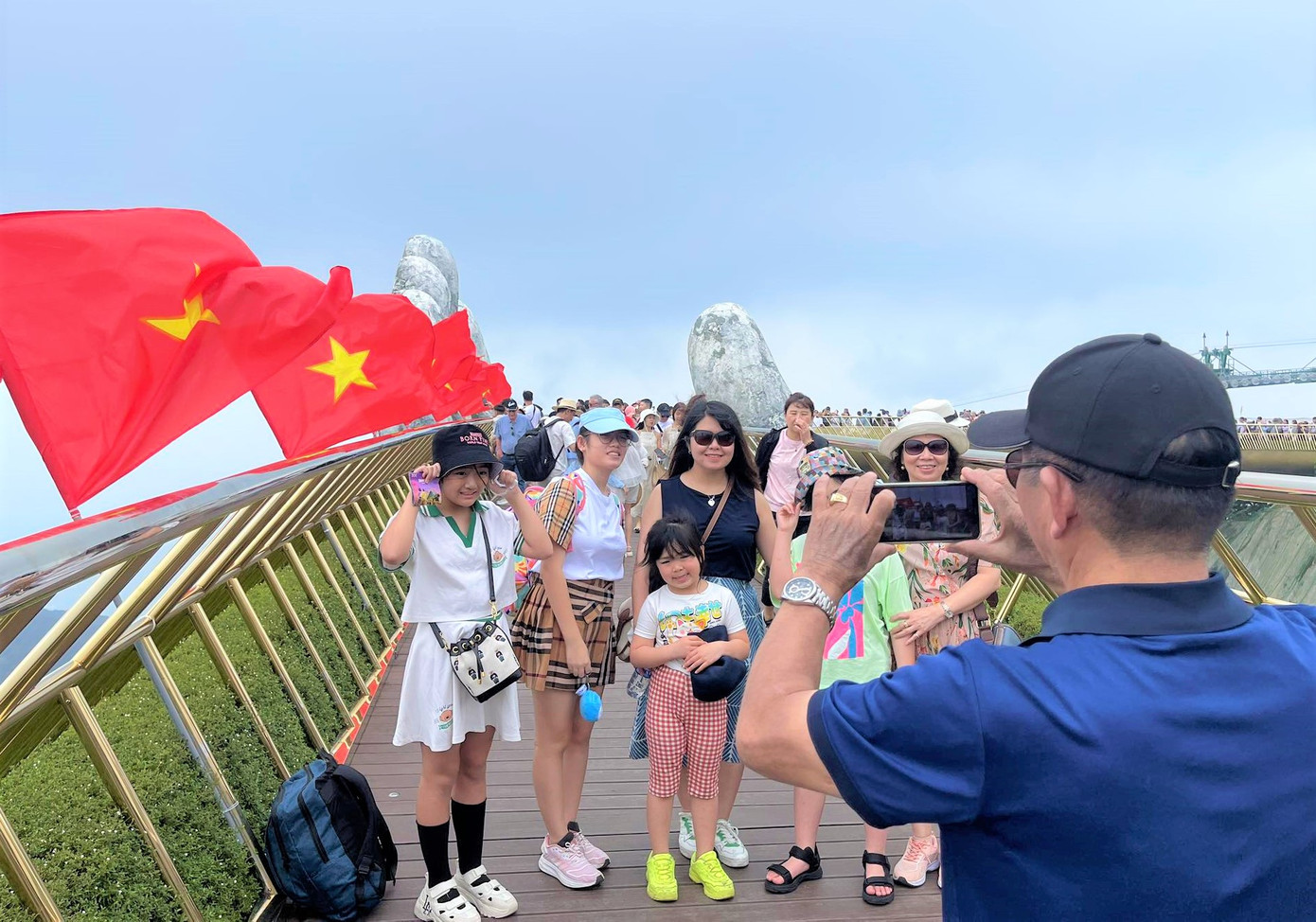 Cờ Tổ quốc tung bay trên cầu Vàng-cây cầu đặc biệt nhất Đà Nẵng, làm du khách cảm nhận rõ ràng không khí của Tết Độc lập 2/9. Cờ Tổ quốc tung bay trên cầu Vàng-cây cầu đặc biệt nhất Đà Nẵng, làm du khách cảm nhận rõ ràng không khí của Tết Độc lập 2/9.