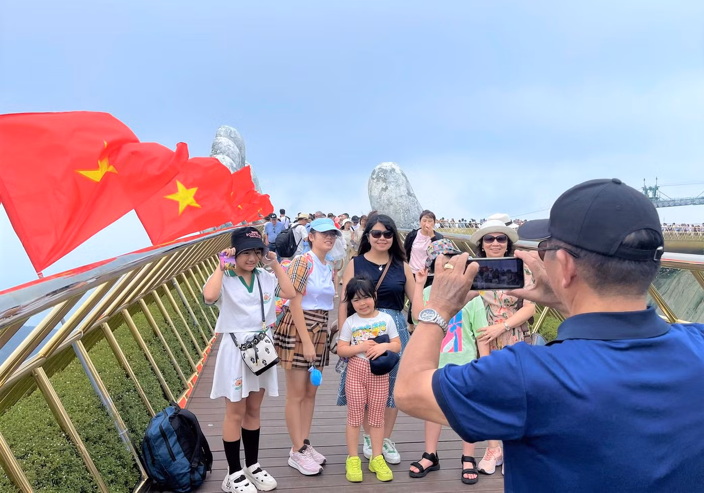 Cờ Tổ quốc tung bay trên cầu Vàng-cây cầu đặc biệt nhất Đà Nẵng, làm du khách cảm nhận rõ ràng không khí của Tết Độc lập 2/9.