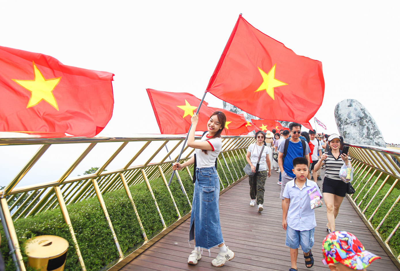 Khoảnh khắc không thể bỏ qua của người dân, du khách khi đến Cầu Vàng vào dịp Quốc khánh. Khoảnh khắc không thể bỏ qua của người dân, du khách khi đến Cầu Vàng vào dịp Quốc khánh.