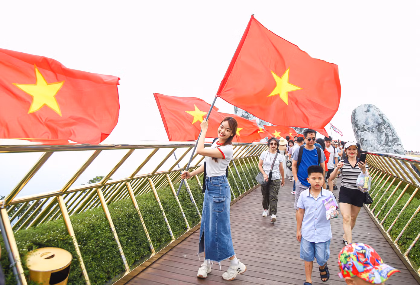 Khoảnh khắc không thể bỏ qua của người dân, du khách khi đến Cầu Vàng vào dịp Quốc khánh.