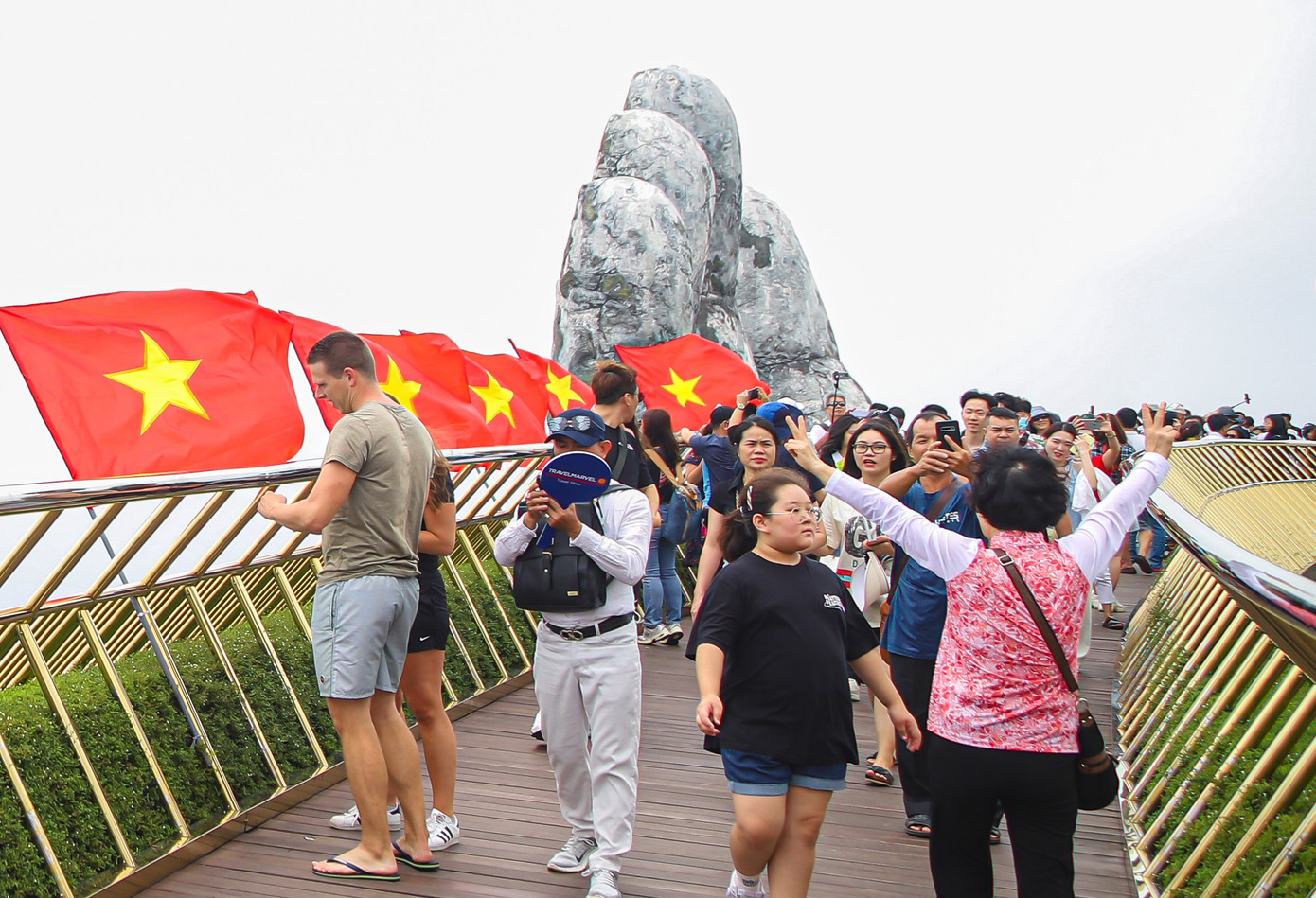 Cầu Vàng kín du khách.