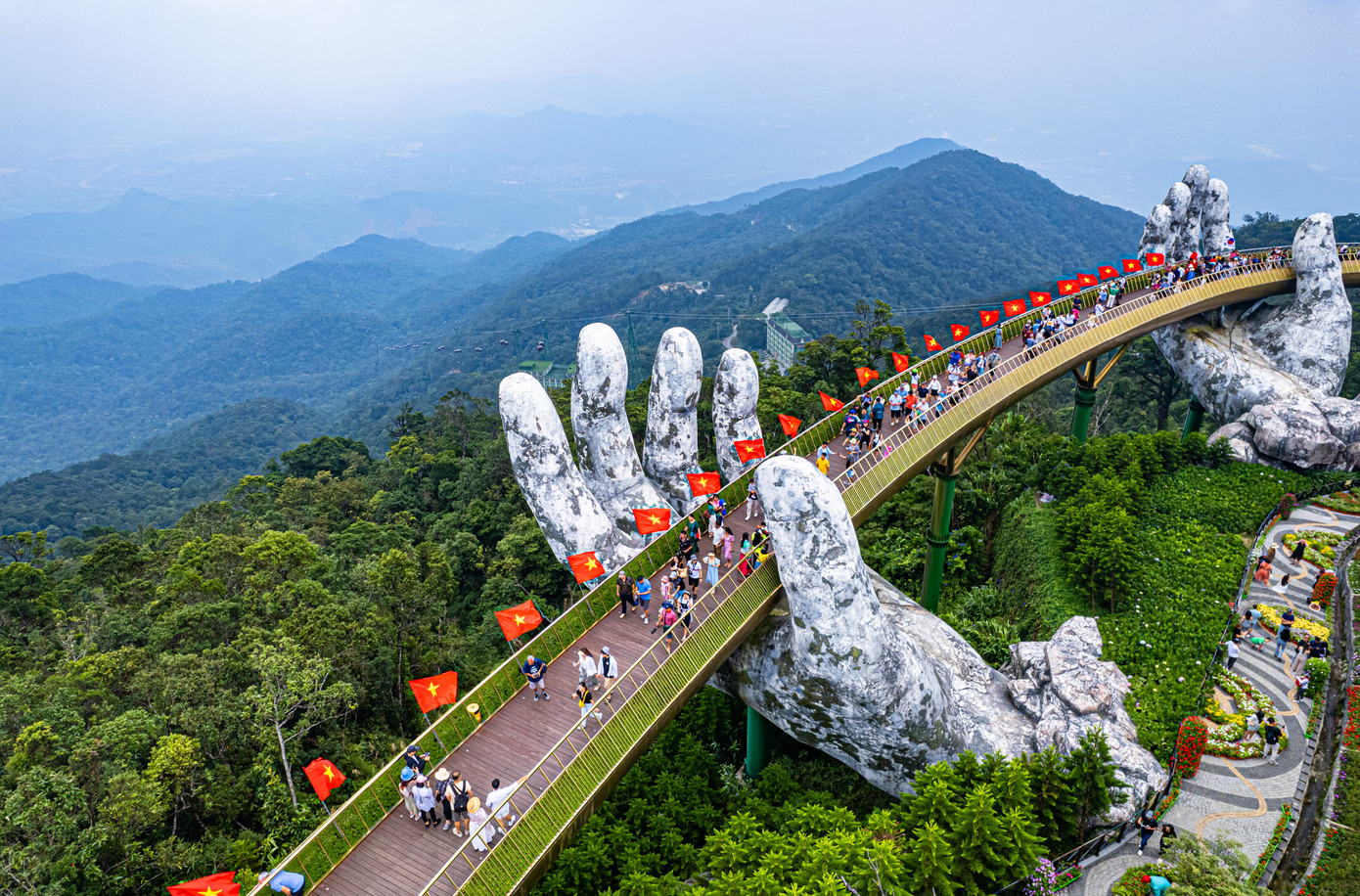 Cờ đỏ sao vàng tung bay giữa không trung. Đã từ lâu, treo cờ Tổ quốc là thói quen của mỗi người dân Việt Nam vào các ngày lễ, Tết. Cờ đỏ sao vàng tung bay giữa không trung. Đã từ lâu, treo cờ Tổ quốc là thói quen của mỗi người dân Việt Nam vào các ngày lễ, Tết.