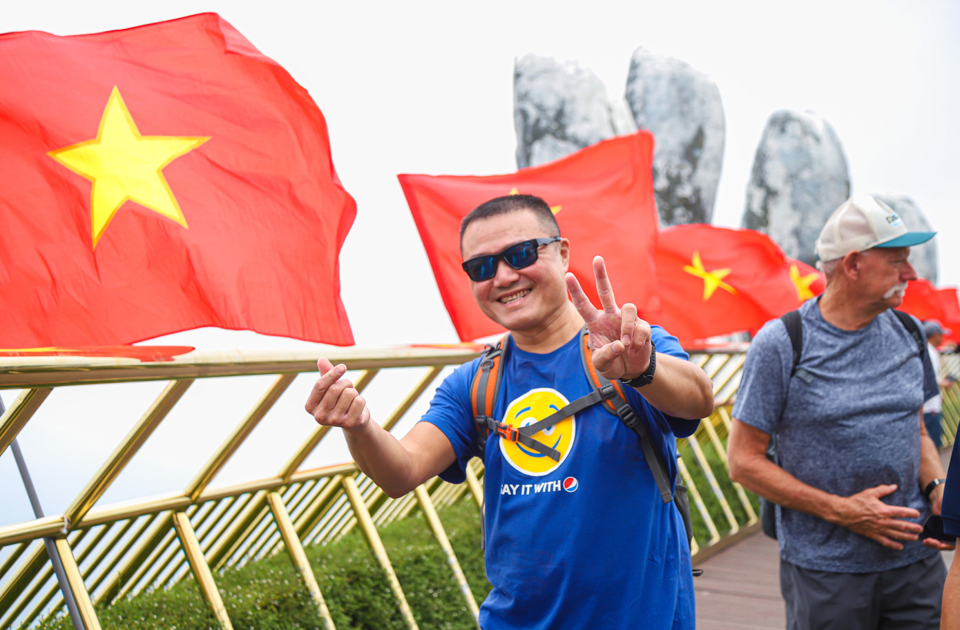 Treo cờ Tổ quốc thể hiện lòng yêu nước, tự hào dân tộc, tinh thần đoàn kết và khẳng định chủ quyền lãnh thổ Việt Nam. Treo cờ Tổ quốc thể hiện lòng yêu nước, tự hào dân tộc, tinh thần đoàn kết và khẳng định chủ quyền lãnh thổ Việt Nam.