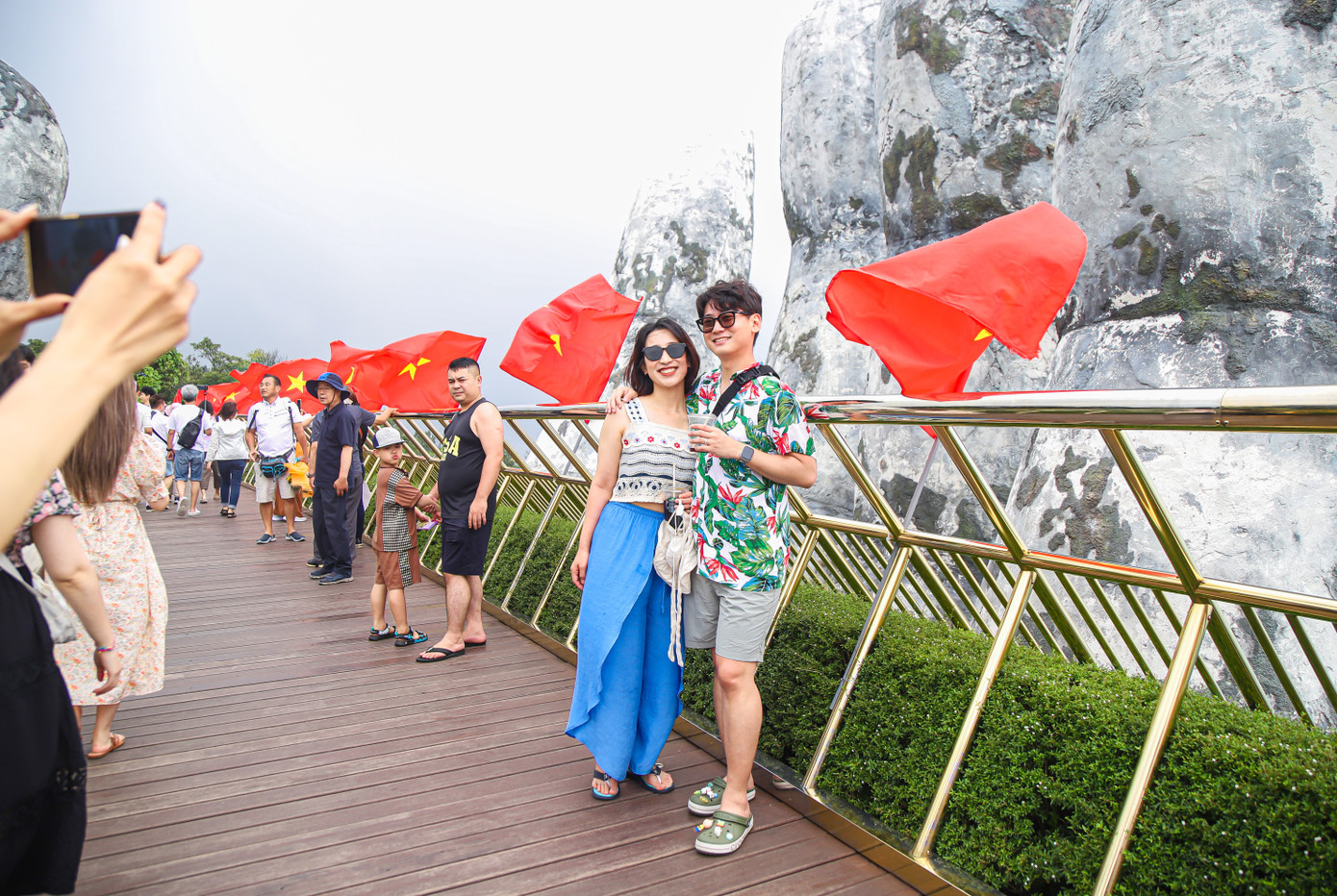 Cầu Vàng là điểm đến nổi tiếng, thu hút du khách khi đến Đà Nẵng. Trong ngày đầu tiên nghỉ lễ đã có gần 10.000 lượt khách ghé thăm. Cầu Vàng là điểm đến nổi tiếng, thu hút du khách khi đến Đà Nẵng. Trong ngày đầu tiên nghỉ lễ đã có gần 10.000 lượt khách ghé thăm.