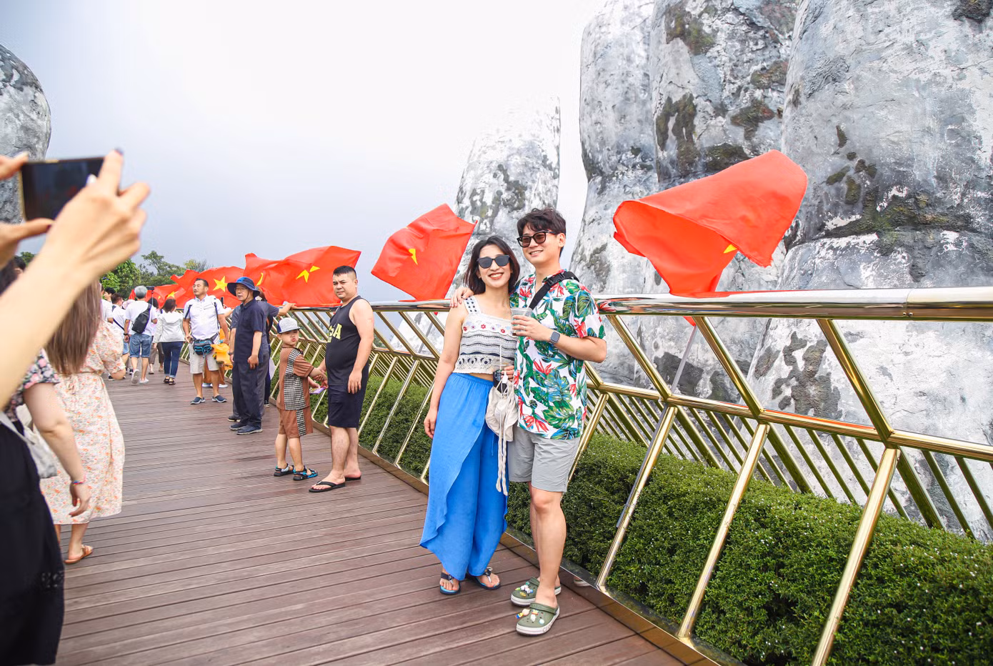 Cầu Vàng là điểm đến nổi tiếng, thu hút du khách khi đến Đà Nẵng. Trong ngày đầu tiên nghỉ lễ đã có gần 10.000 lượt khách ghé thăm.