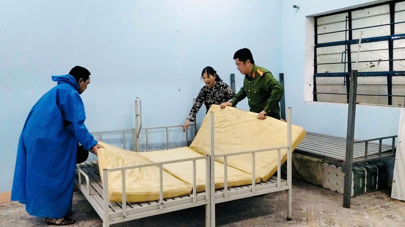 Ban Chỉ huy phòng chống thiên tai, tìm kiếm cứu nạn và phòng thủ dân sự TP Đà Nẵng cho biết thêm để đảm bảo an toàn, thành phố đã sơ tán 1.719 hộ dân/6.171 khẩu đến nơi an toàn.