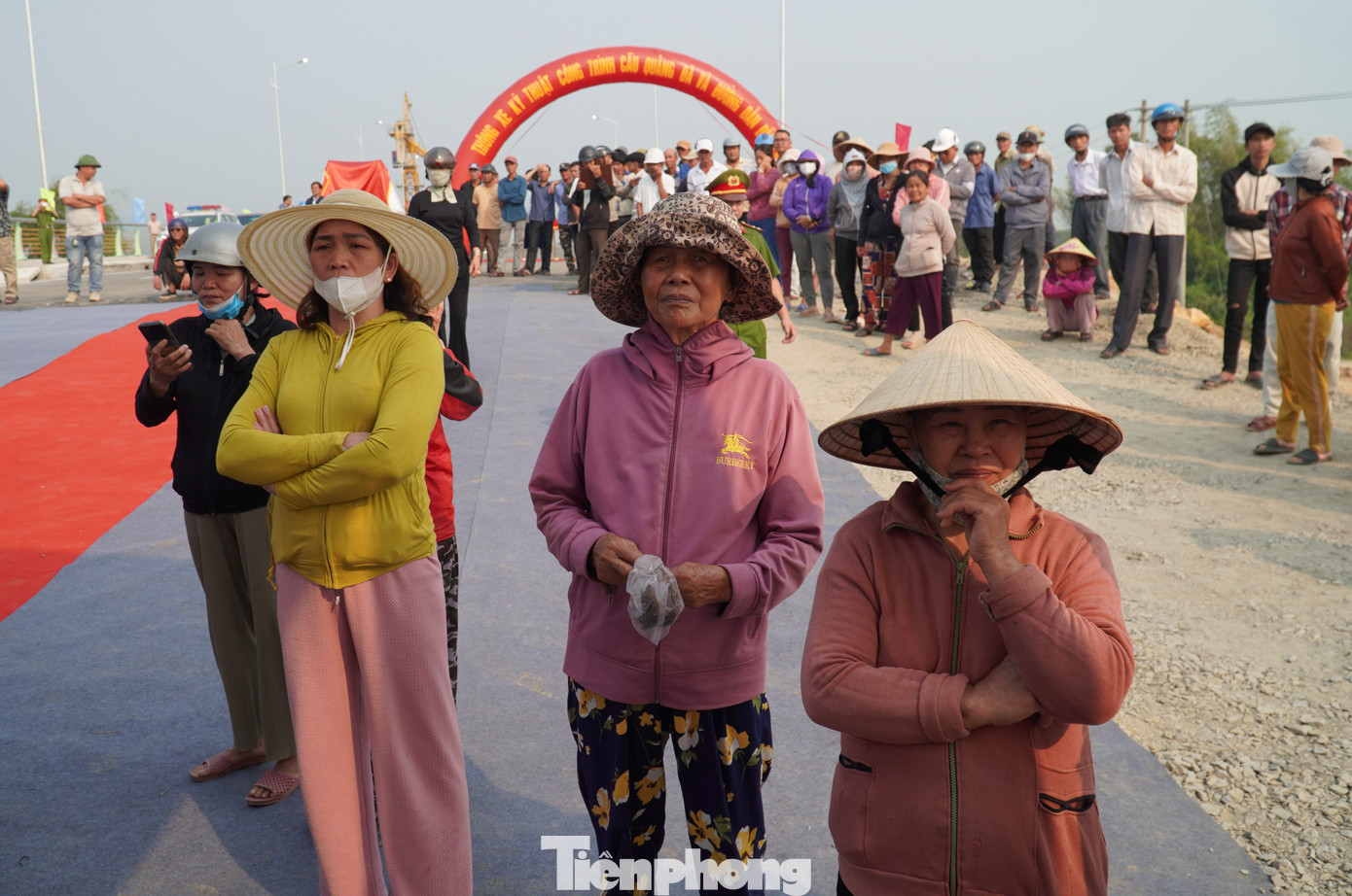 Người dân kéo lên cầu ngắm những đoàn xe đầu tiên đi trên cây cầu nối đôi bờ Quảng Nam, Đà Nẵng.