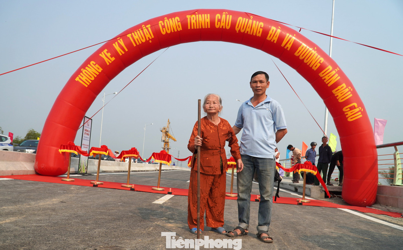 Ông Trần Văn Bảy (50 tuổi, xã Hòa Khương, huyện Hòa Vang, TP Đà Nẵng) dẫn mẹ già 88 tuổi lên cầu từ sớm để mẹ được ngắm những dòng xe qua cầu. Ông chia sẻ không chỉ mẹ, mà tất cả bà con hai bên bờ sông, nhất là những người già đều nao nức đến ngày này.