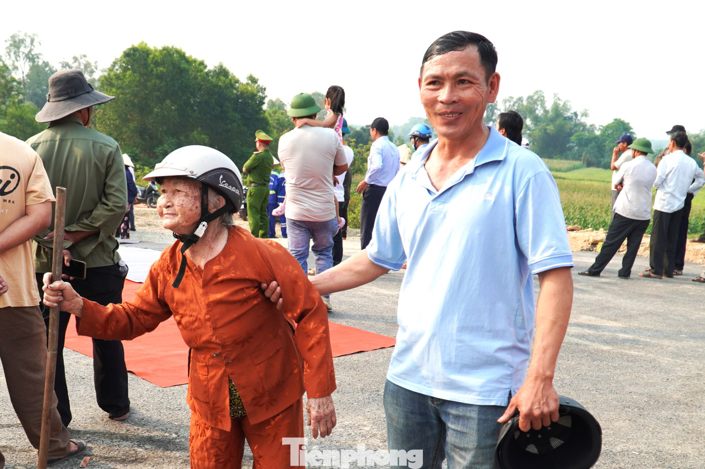 Ông Bảy bộc bạch thêm, ông sinh năm 1975, thời điểm lịch sử của đất nước, cây cầu này cũng thông xe chào mừng 50 năm giải phóng Đà Nẵng nên thật sự rất xúc động. “Mong rằng cây cầu không chỉ tạo thuận lợi trong đi lại mà còn thúc đẩy phát triển kinh tế, xã hội, thắt chặt tình đoàn kết giữa hai địa phương”, ông bày tỏ.