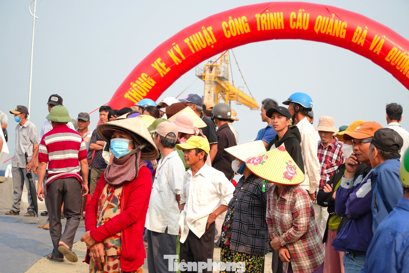 Người dân kéo lên cầu ngắm những đoàn xe đầu tiên đi trên cây cầu nối đôi bờ Quảng Nam, Đà Nẵng.