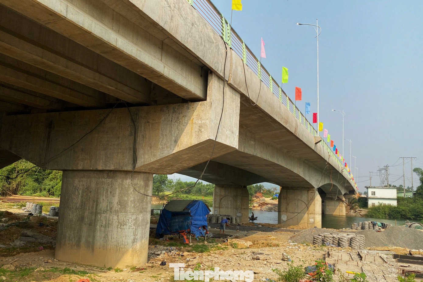 Cầu có điểm đầu giao với Quốc lộ 14B thuộc xã Hòa Khương, huyện Hòa Vang. Điểm cuối khớp nối với dự án tuyến đường Vành đai phía Bắc tỉnh Quảng Nam thuộc xã Điện Tiến, thị xã Điện Bàn. Việc hoàn thành dự án cầu Quảng Đà giúp kết nối giao thông thuận lợi giữa TP Đà Nẵng và tỉnh Quảng Nam, từng bước hoàn thiện mạng lưới giao thông khu vực, thúc đẩy kinh tế xã hội tại địa phương.