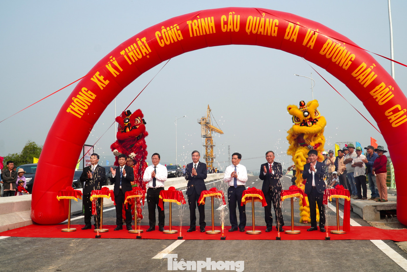 Dự án cầu Quảng Đà do Ban Quản lý dự án đầu tư xây dựng các công trình giao thông và nông nghiệp Đà Nẵng làm chủ đầu tư, có tổng vốn đầu tư hơn 274 tỷ đồng. Ông Lê Trung Chinh - Chủ tịch UBND TP Đà Nẵng cho hay cầu Quảng Đà có ý nghĩa chính trị, xã hội rất quan trọng cho sự phát triển của Đà Nẵng và Quảng Nam. Đây cũng là biểu tượng của tình đoàn kết giữa hai địa phương. Ảnh: Thanh Hiền.