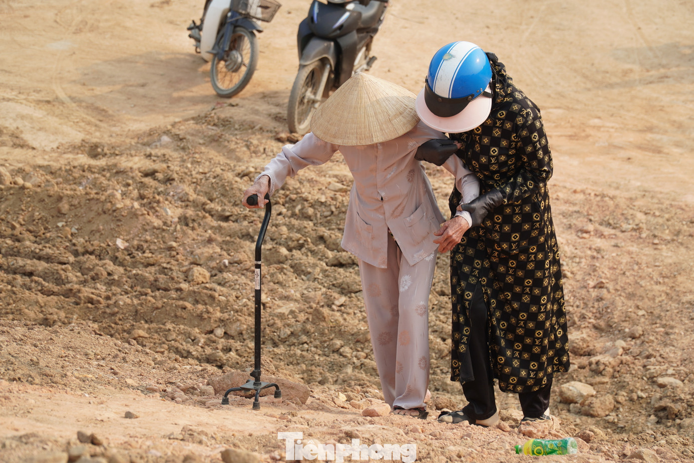 Ông Bảy bộc bạch thêm, ông sinh năm 1975, thời điểm lịch sử của đất nước, cây cầu này cũng thông xe chào mừng 50 năm giải phóng Đà Nẵng nên thật sự rất xúc động. “Mong rằng cây cầu không chỉ tạo thuận lợi trong đi lại mà còn thúc đẩy phát triển kinh tế, xã hội, thắt chặt tình đoàn kết giữa hai địa phương”, ông bày tỏ.