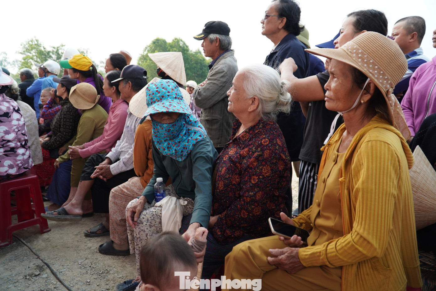 Người dân kéo lên cầu ngắm những đoàn xe đầu tiên đi trên cây cầu nối đôi bờ Quảng Nam, Đà Nẵng.