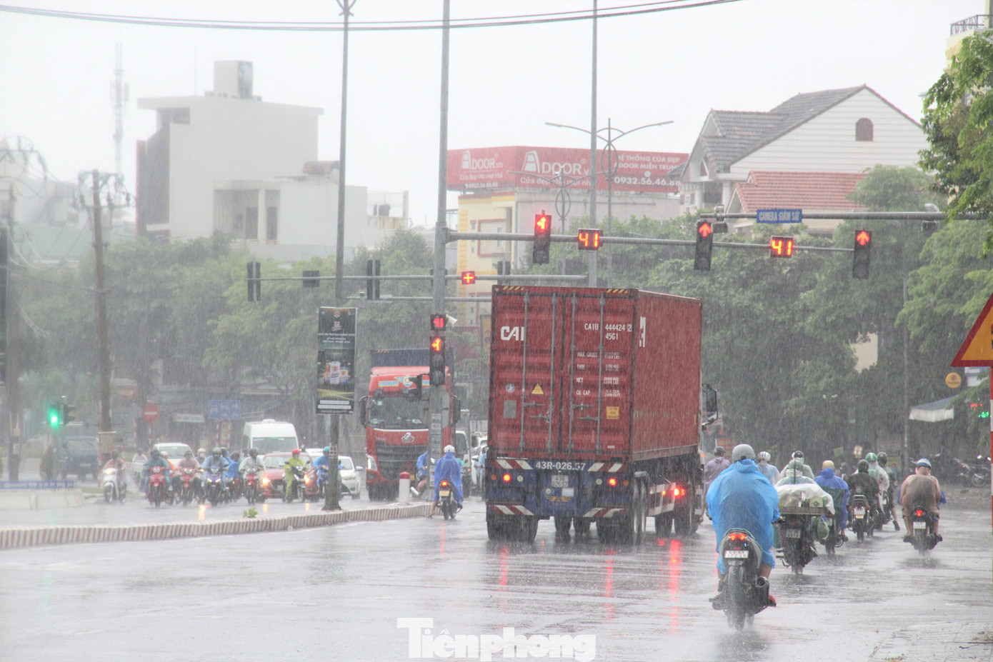 Mưa trắng trời từ sáng sớm. Ảnh: Thanh Hiền. Mưa trắng trời từ sáng sớm. Ảnh: Thanh Hiền.