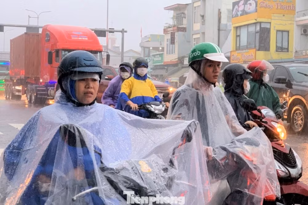 Anh Nguyễn Văn Hải (quận Cẩm Lệ) cho hay: "Mặc dù đưa con đi học hơi bất tiện chút nhưng vui vì Đà Nẵng được 'tắm mát', phố phường được gột rửa", anh nói. Ảnh: Duy Quốc.