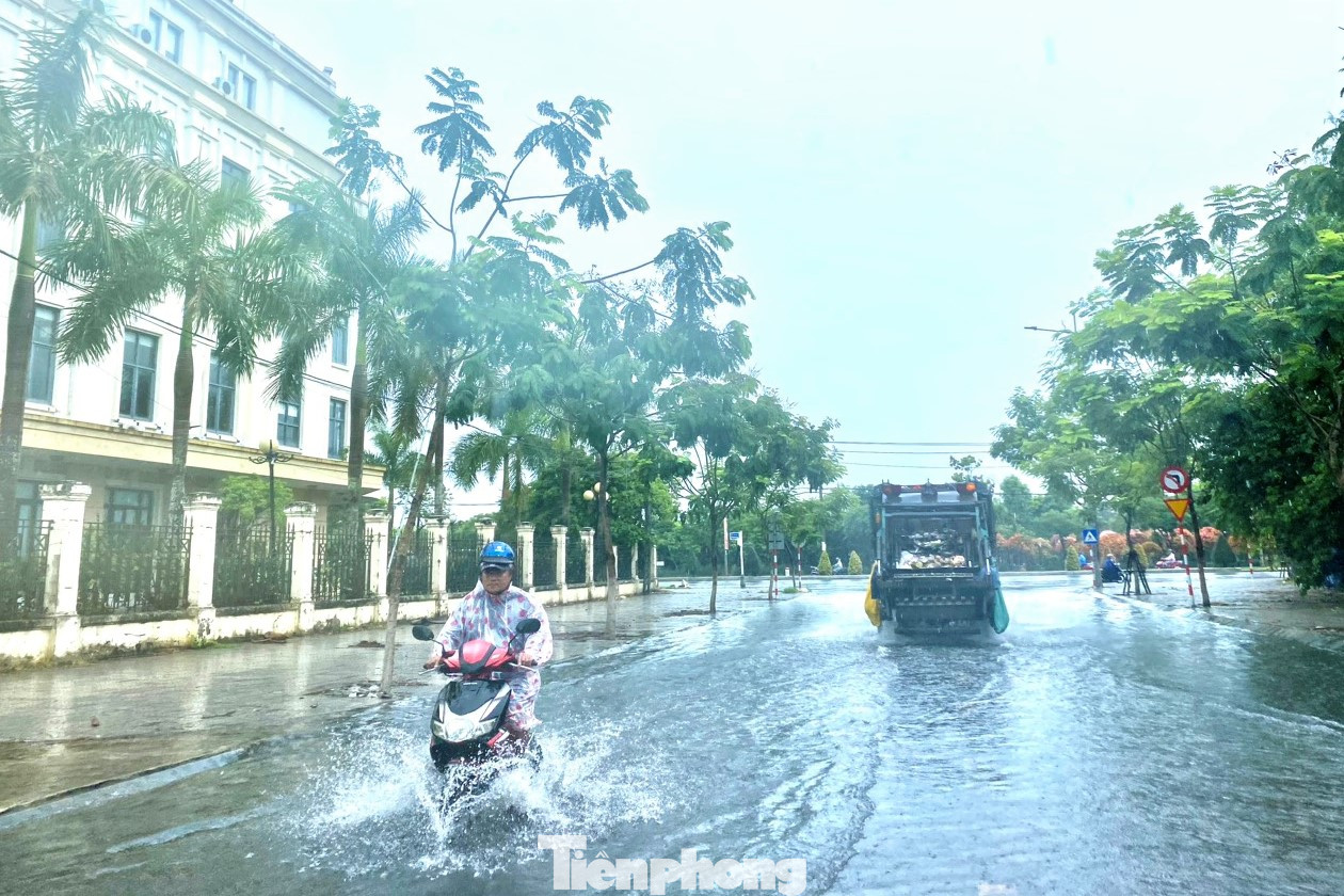 Một số tuyến đường ở trung tâm thành phố bì bõm nước, xe cộ nhích từng chút di chuyển trong cơn mưa. Ảnh: Thanh Hiền. Một số tuyến đường ở trung tâm thành phố bì bõm nước, xe cộ nhích từng chút di chuyển trong cơn mưa. Ảnh: Thanh Hiền.