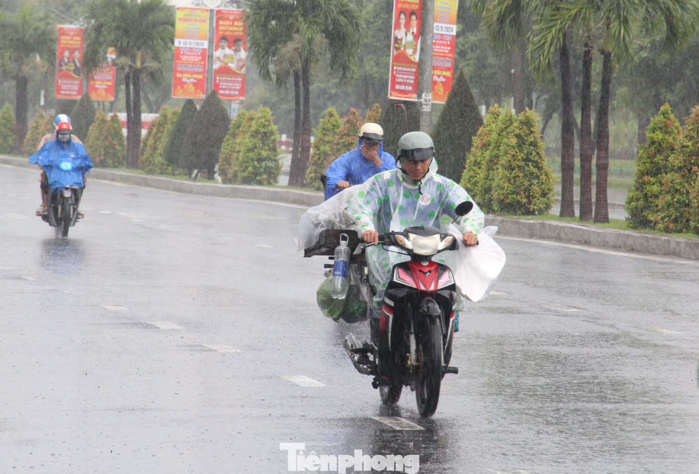 Người dân đậy kín hàng hóa, đi làm dưới cơn mưa hiếm hoi giữa mùa hè. Ảnh: Thanh Hiền. Người dân đậy kín hàng hóa, đi làm dưới cơn mưa hiếm hoi giữa mùa hè. Ảnh: Thanh Hiền.