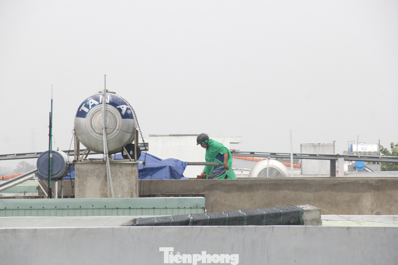 Một người dân kiểm tra lại hệ thống thoát nước trên sân thượng. Ảnh: Thanh Hiền. Một người dân kiểm tra lại hệ thống thoát nước trên sân thượng. Ảnh: Thanh Hiền.