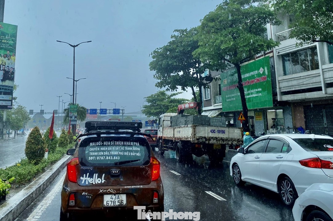 Một số tuyến đường ở trung tâm thành phố bì bõm nước, xe cộ nhích từng chút di chuyển trong cơn mưa. Ảnh: Thanh Hiền. Một số tuyến đường ở trung tâm thành phố bì bõm nước, xe cộ nhích từng chút di chuyển trong cơn mưa. Ảnh: Thanh Hiền.