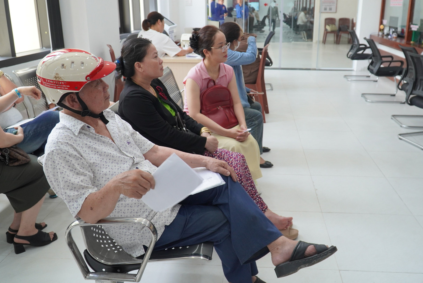 Anh Lê Thanh Tân - chuyên viên lĩnh vực đất đai cho hay, rất nhiều người dân ở các phường xa trung tâm TP Đà Nẵng khi tiện đường đã vào làm các thủ tục về đất đai như chuyển nhượng, thừa kế... Các chuyên viên hướng dẫn kê khai đơn, nộp thuế, thông báo thời gian trả kết quả. Anh Lê Thanh Tân - chuyên viên lĩnh vực đất đai cho hay, rất nhiều người dân ở các phường xa trung tâm TP Đà Nẵng khi tiện đường đã vào làm các thủ tục về đất đai như chuyển nhượng, thừa kế... Các chuyên viên hướng dẫn kê khai đơn, nộp thuế, thông báo thời gian trả kết quả.